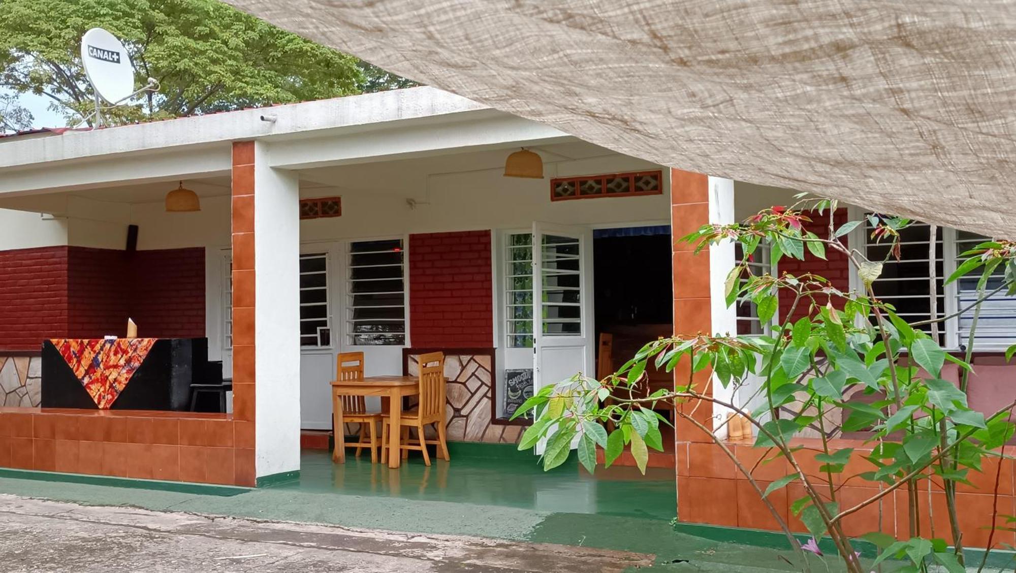 Colibri Taverne & Guest House Gisenyi Exterior photo